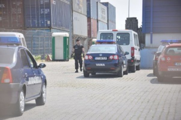 Pantofi contrafăcuţi, descoperiţi în Portul Constanţa Sud Agigea